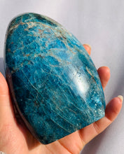 Load image into Gallery viewer, Apatite Freeform With Flash - Dragon Mama Crystals 